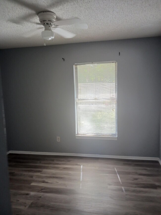 Building Photo - 7706 Covedale Dr