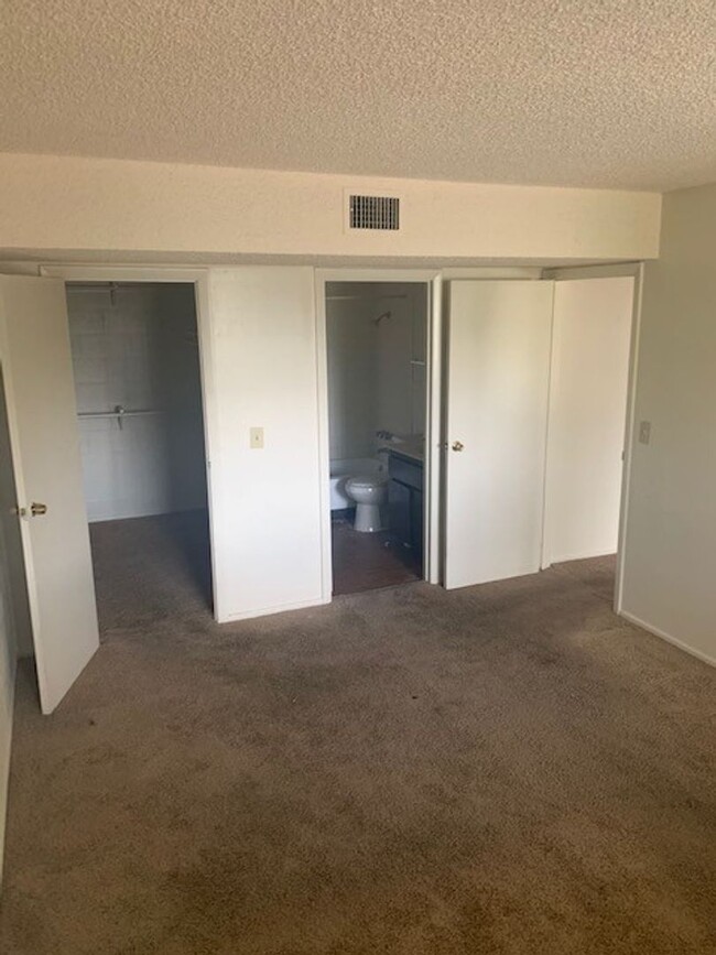 Building Photo - 1 Bedroom Condo In Central Las Vegas