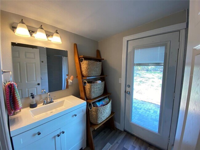 Building Photo - 813 N Waterview Dr