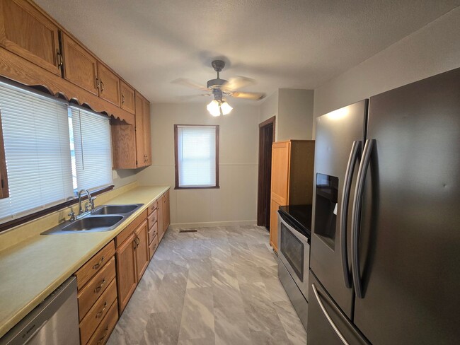 Building Photo - 3 bedroom, large privacy fenced in yard, oversized garage
