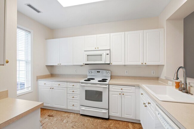 Building Photo - Lovely 3 bedroom townhome in fantastic Ral...