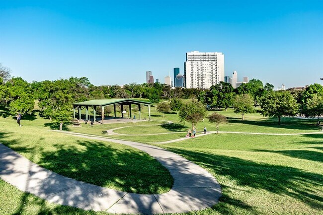 Walking Distance To Popular Spotts Park - 643 Hartman St