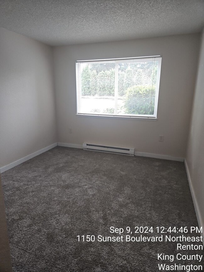 Building Photo - Renton Sunset Heights Condominiums - 2 bedroom 1 bathroom lower floor unit - Water, Sewer & Garba...