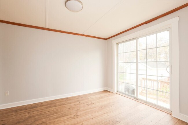 Building Photo - GREAT SINGLE FAMILY HOUSE . WAITING FOR YOU TO CALL HOME !!