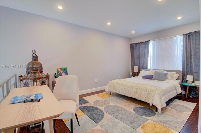 Building Photo - 6865 Bay Dr