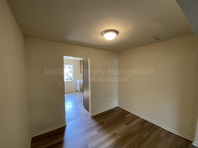 Building Photo - 706 Olde Greenwich Cir