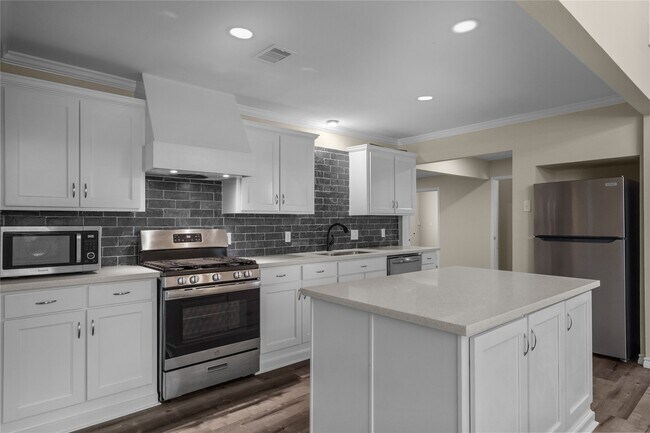 Building Photo - 1909 16th Ave N