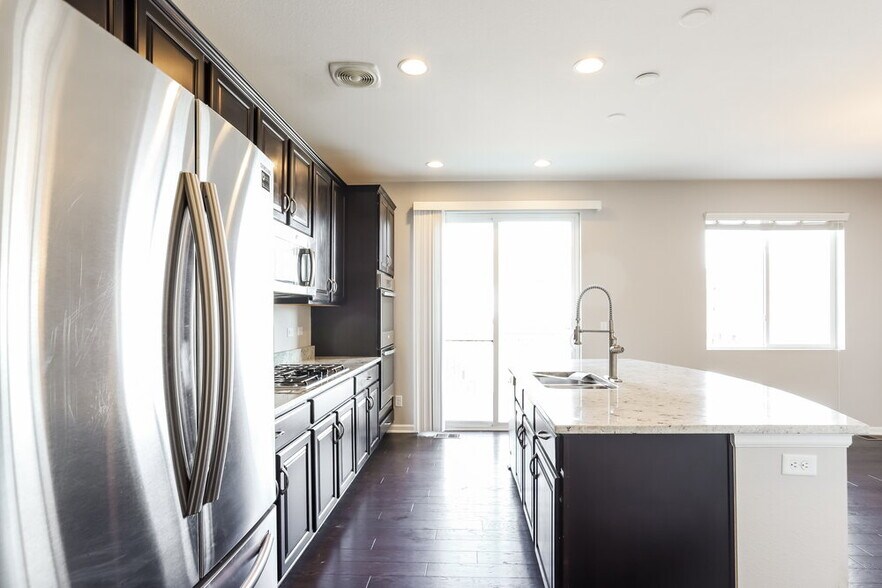 Building Photo - 7649 Blue Water Dr