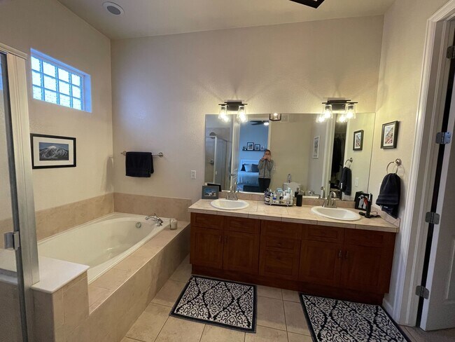 Master bathroom - 2100 N Humboldt St