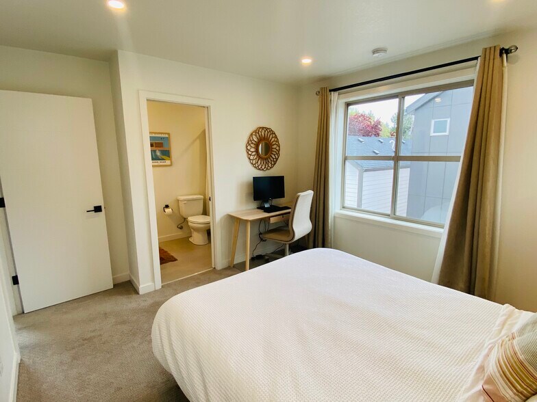 Building Photo - 3942 SE Gladstone St