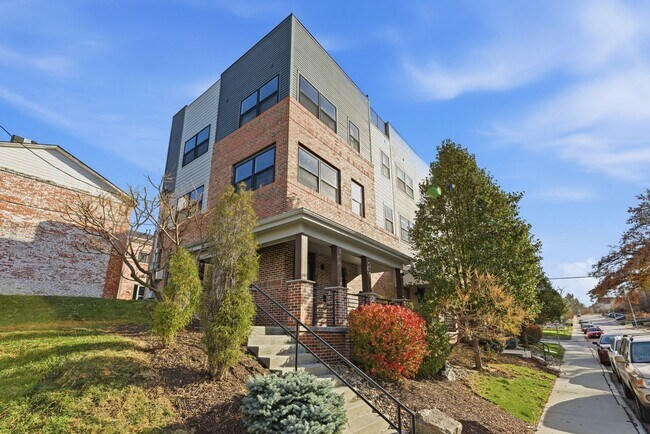 Building Photo - Stylish Midtown townhouse with stunning city views!
