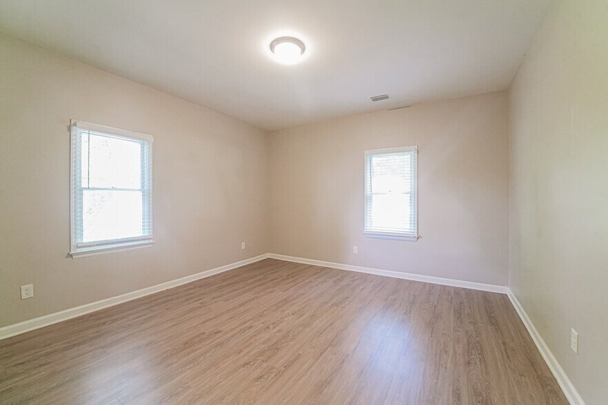 Building Photo - 8601 Stone Creek Ct