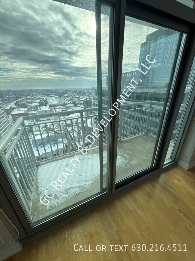 Building Photo - 701 S Wells St