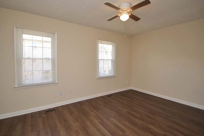 Building Photo - 1410 Country Club Ct