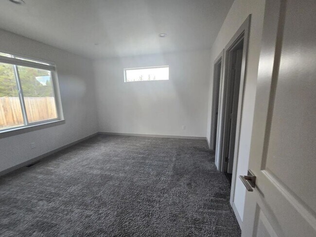 Building Photo - YECK-683