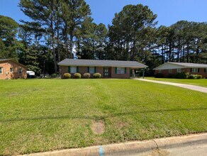 Building Photo - 3 Bedroom, 1.5 Bath Home with HVAC & Fence...