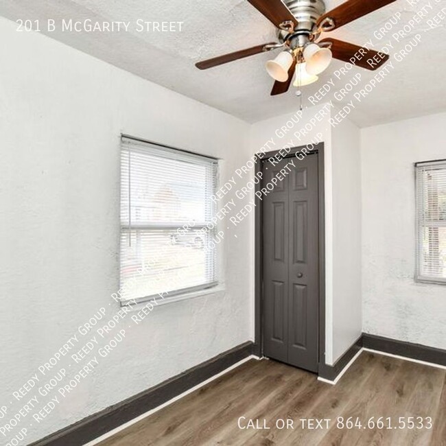 Building Photo - 1 Bedroom 1 Bath Duplex Blocks from Mills ...