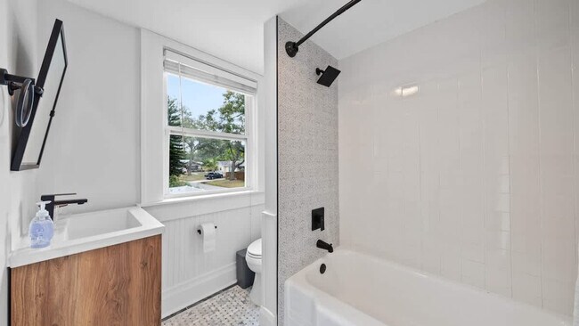 Building Photo - 720 1/2 West Woodlawn Avenue-SI ID1271939P