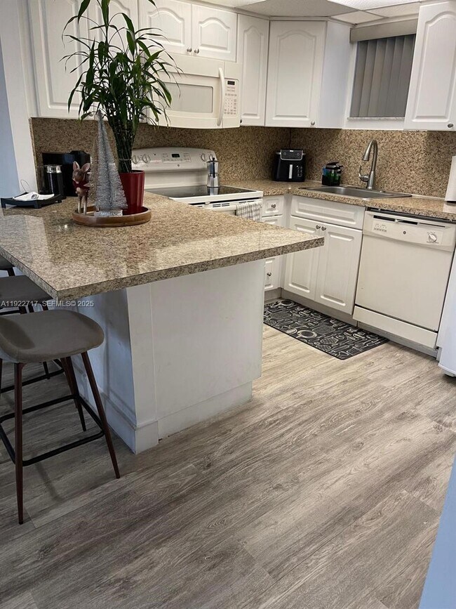 Building Photo - 8290 Lake Dr