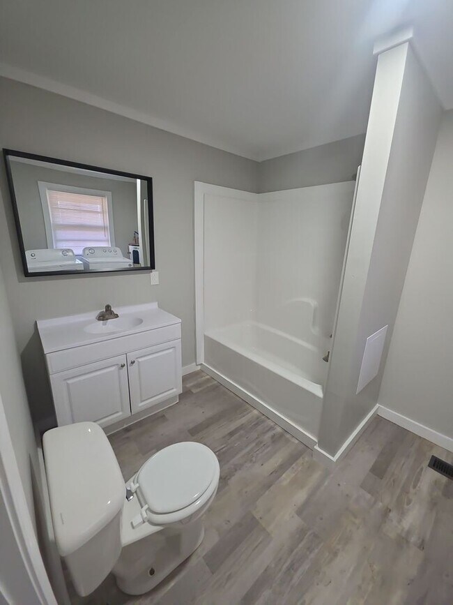 Building Photo - 3-Bedroom Single-Family Home with Hardwood Floors and Carport in Sparta