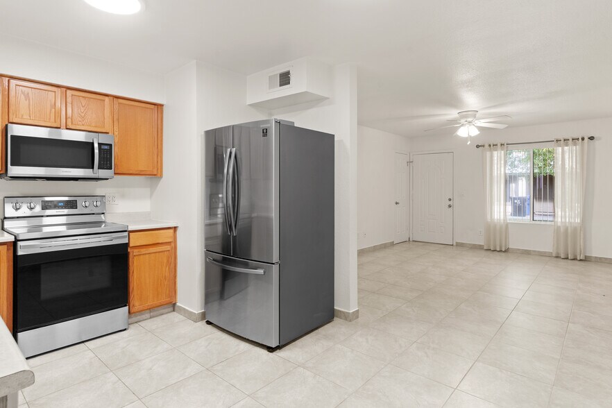 Water, ice, Samsung, convection oven. - 1314 W 3rd St
