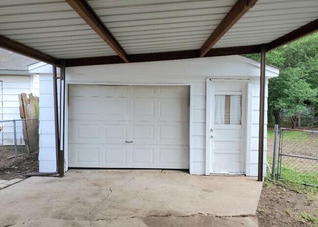 Building Photo - Cute 2 bed 1 bath near Tinker