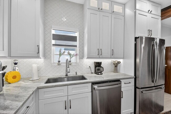 Building Photo - 1511 S Palmway