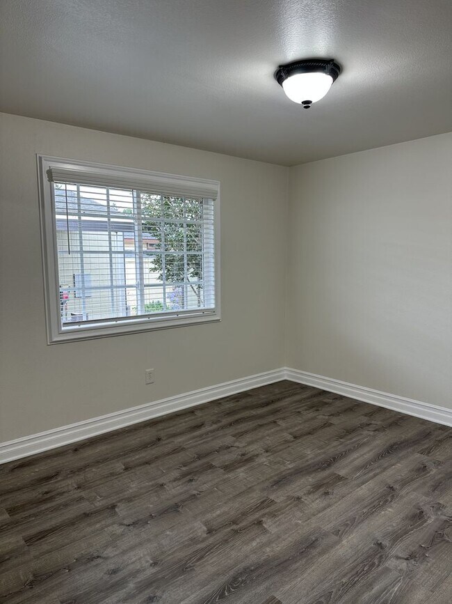 Building Photo - MOVE IN READY