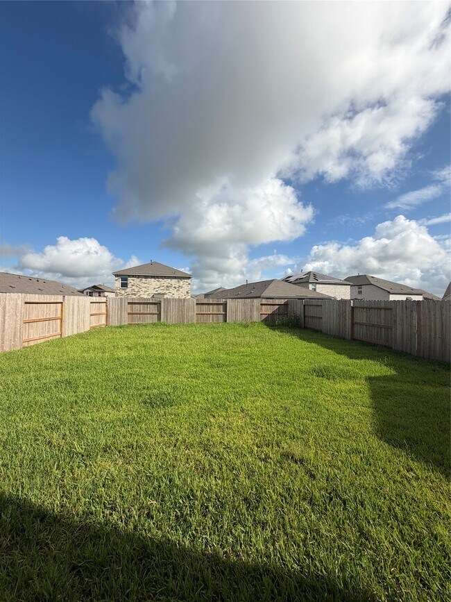 Building Photo - 10418 Birds Nest Dr