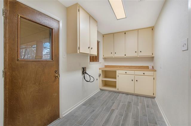 Building Photo - 150 Oak Dr