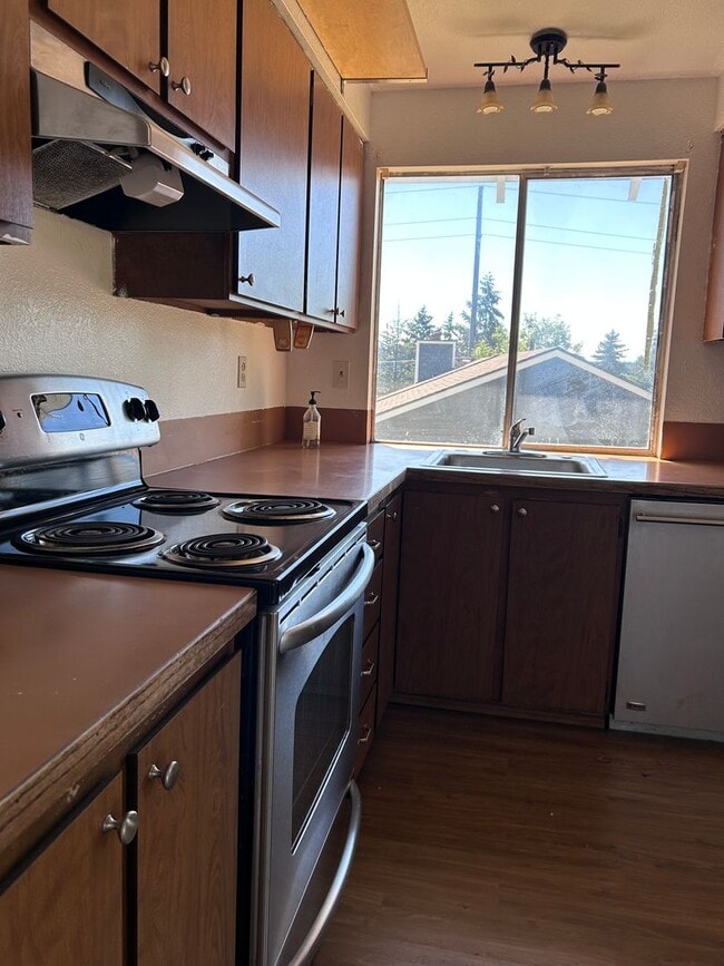 Building Photo - Updated 4BR Home in Renton's Victoria Park Neighborhood!