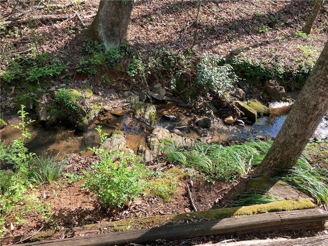 Building Photo - 2 Maple Leaf Dr