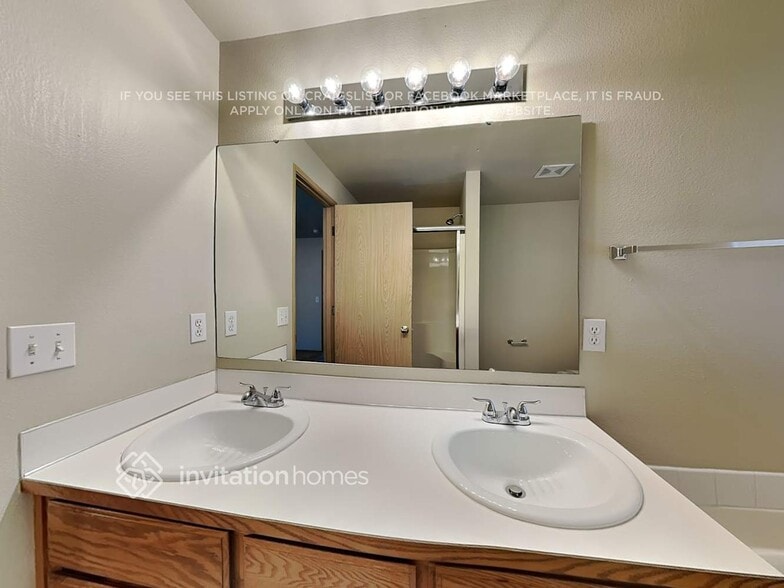 Building Photo - 14904 Woodland Ave E