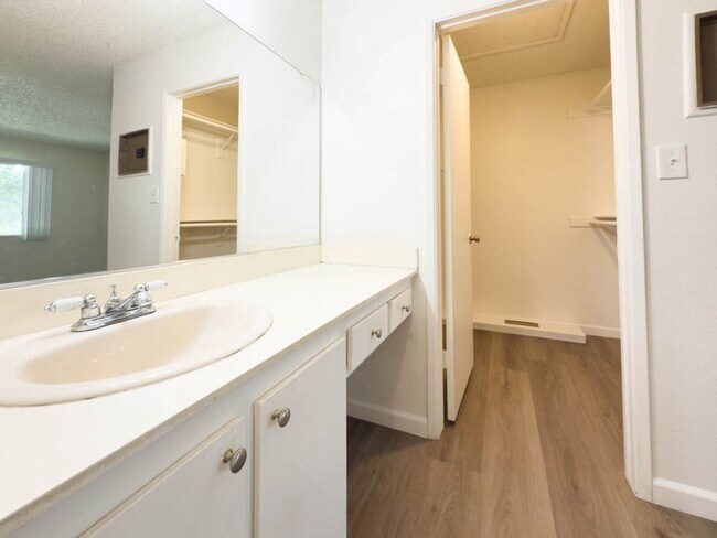 Building Photo - 2 BEDROOM 2 BATH CONDO IN GATED COMMUNITY ...