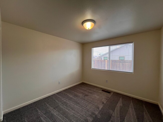 Building Photo - House For Rent in Fernley