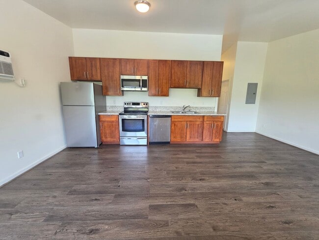 Building Photo - Spacious 2 bedroom, 2 bath with 2 parking ...