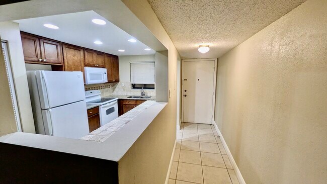 Building Photo - 3017 Riverside Dr