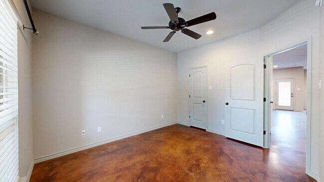 Building Photo - 3 bed 2 bath home with 2 car garage!