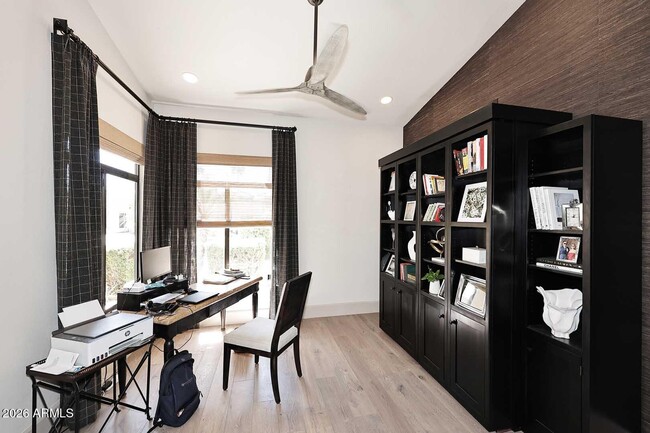 Building Photo - 8334 E Jenan Dr