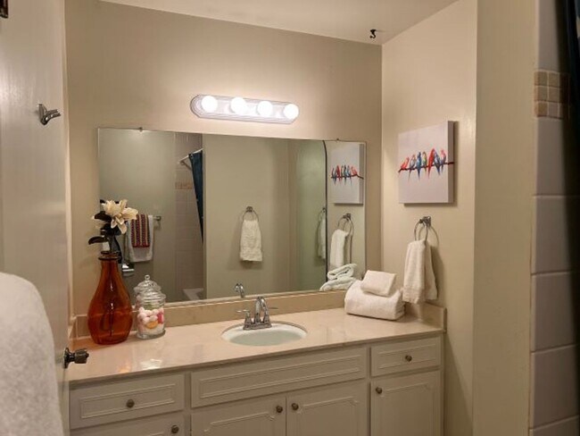 Building Photo - Spacious Los Gatos town home with two car garage.