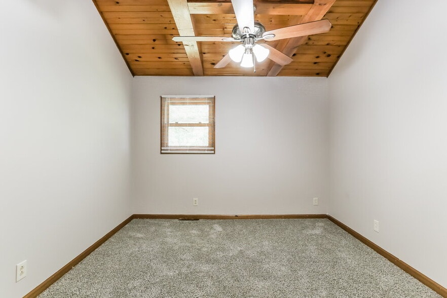 Building Photo - 4745 Summit Rd SW