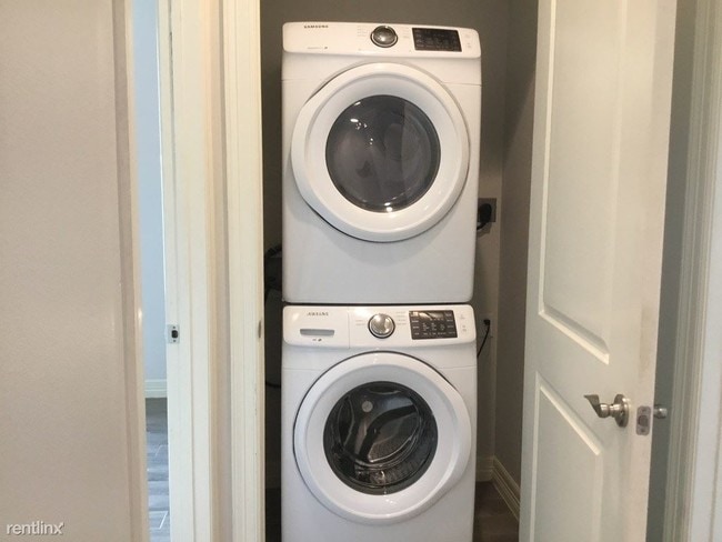 Building Photo - 107 E Acapulco St