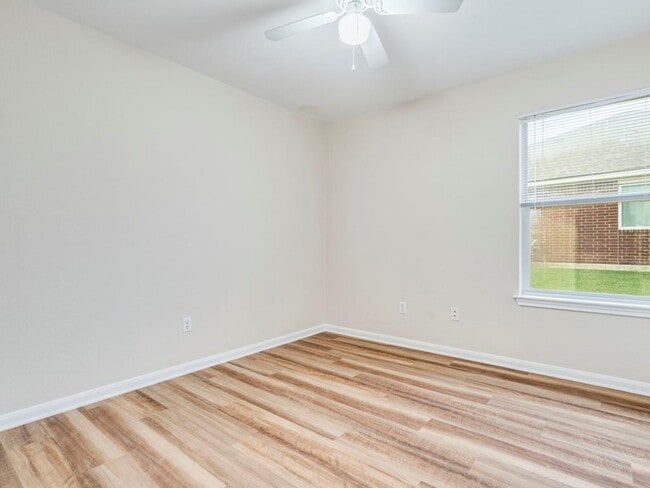 Building Photo - 157 Maplewood N