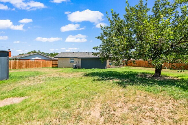 Building Photo - Charming 3/2/1 with Large Backyard