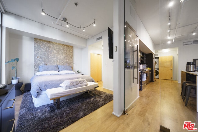 Building Photo - 1100 S Hope St