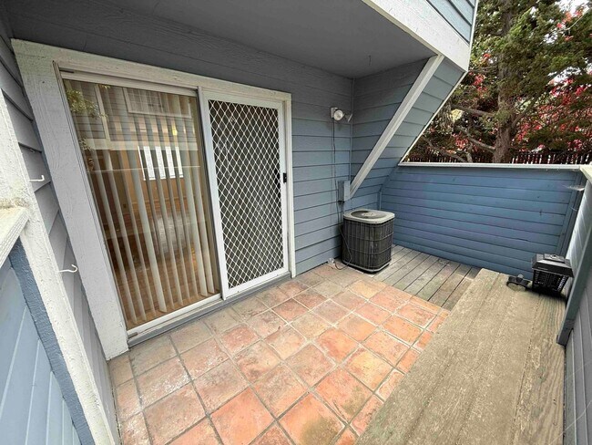 Building Photo - Gated Community - Updated Harbor City Townhome - 3 bed / 2.5 bath