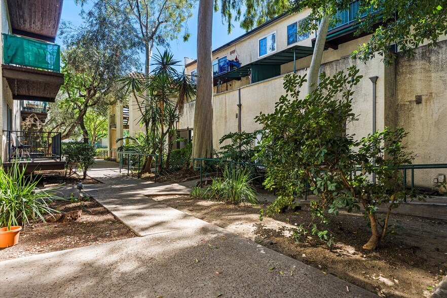 Building Photo - 5460 White Oak Ave
