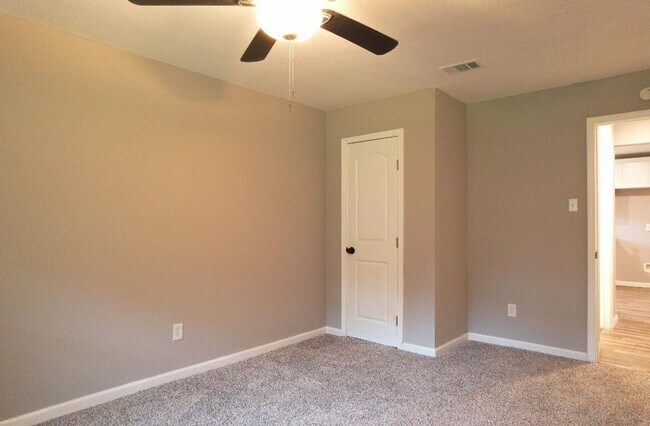 Building Photo - Splendora  Beauty on 2 Acres