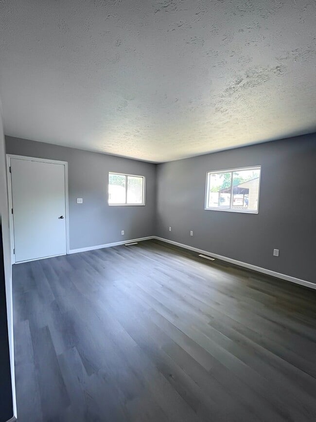 Building Photo - Charming 3-Bedroom Single-Family with New ...