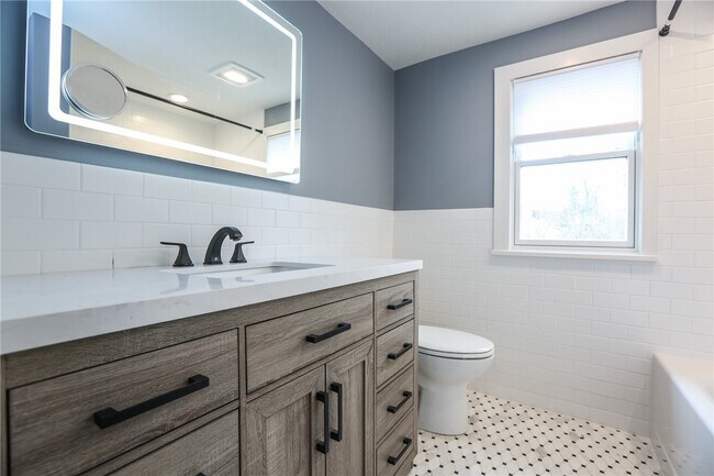 Building Photo - 1370 Bay Shore Blvd